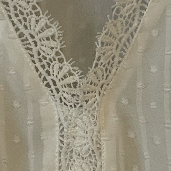 Lovely textured and lace blouse. Size M - Picture 5 of 5